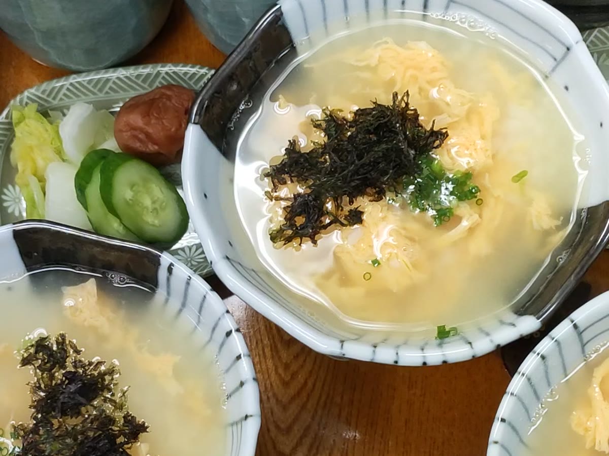 ふぐ鍋のあとの雑炊。卵とねぎ、刻み海苔をのせた器が並ぶ