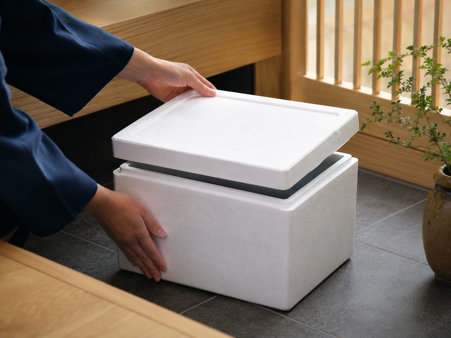 発泡スチロールの保冷ボックスを開ける手元